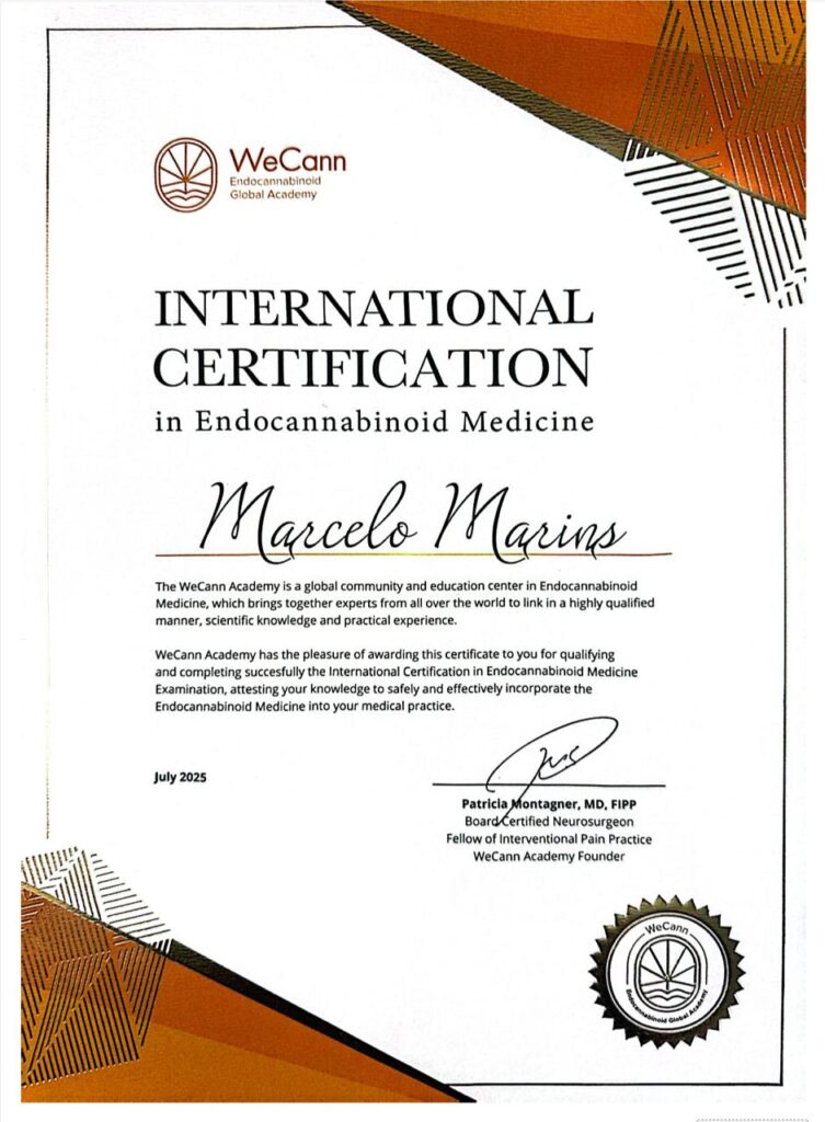 Certificado internacional emitido pela WeCann Academy para Dr. Marcelo Marins, reconhecendo sua qualificação e expertise em Medicina Endocanabinoide.